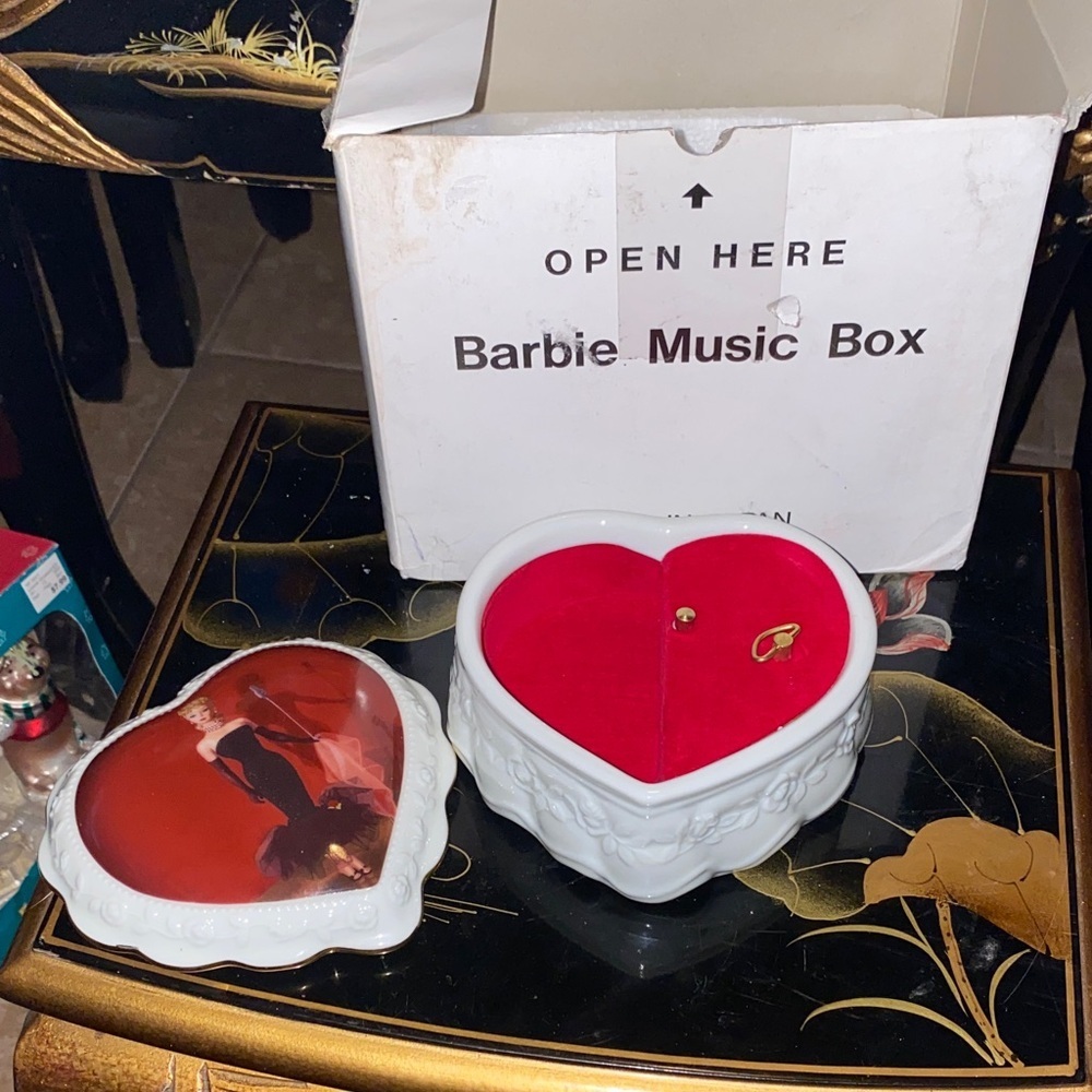 BX40 Mattel Barbie Heart-Shaped Music Box with Red Interior
